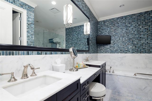 2000 Royal Court 2101, North Hills, NY 11040