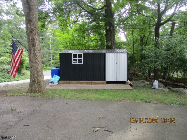 4 Mohawk Trl, Hopatcong Boro, NJ 07821