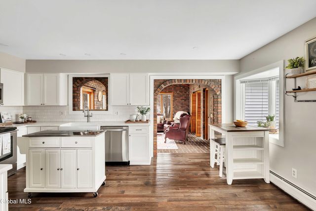 15 Apple Tree Lane, Clifton Park, NY 12065