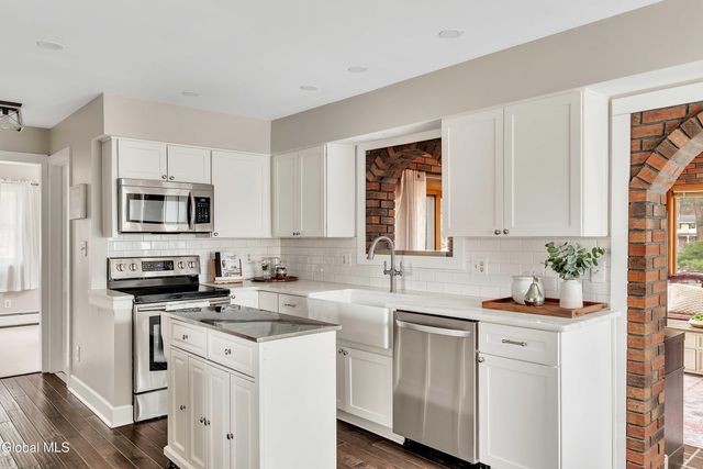 15 Apple Tree Lane, Clifton Park, NY 12065