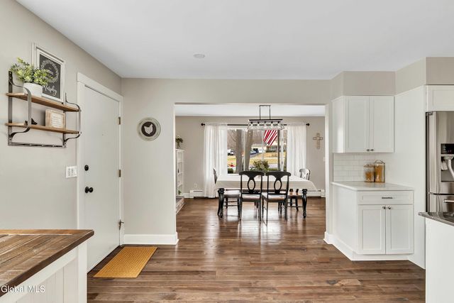 15 Apple Tree Lane, Clifton Park, NY 12065