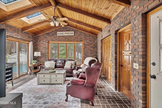 15 Apple Tree Lane, Clifton Park, NY 12065