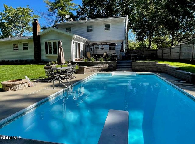 15 Apple Tree Lane, Clifton Park, NY 12065