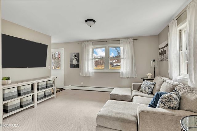 15 Apple Tree Lane, Clifton Park, NY 12065