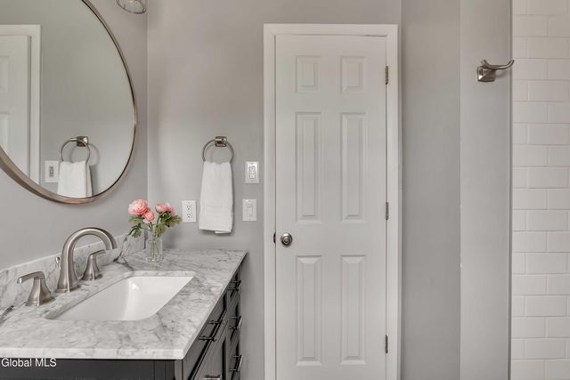 15 Apple Tree Lane, Clifton Park, NY 12065