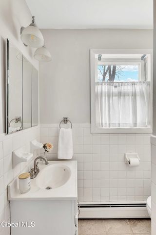 15 Apple Tree Lane, Clifton Park, NY 12065