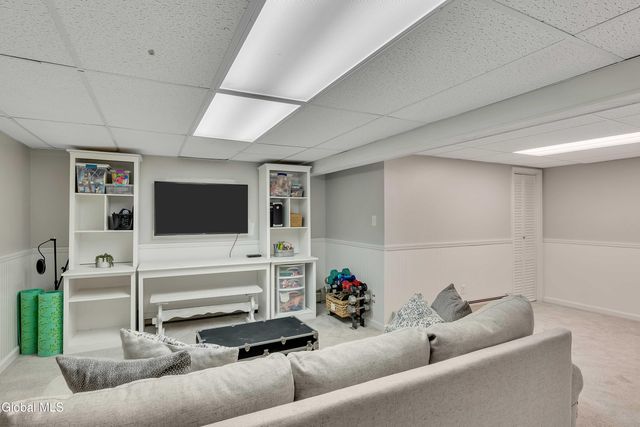 15 Apple Tree Lane, Clifton Park, NY 12065