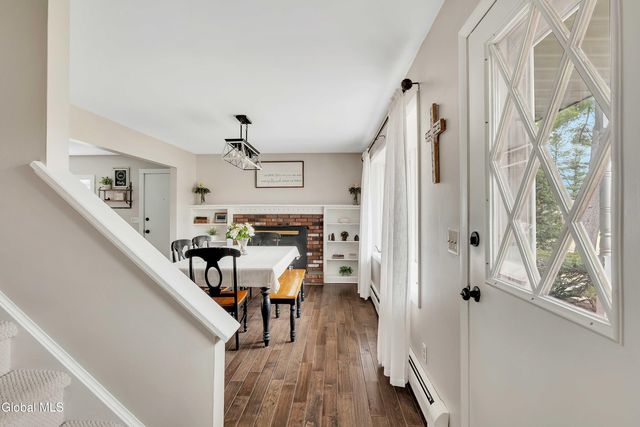 15 Apple Tree Lane, Clifton Park, NY 12065