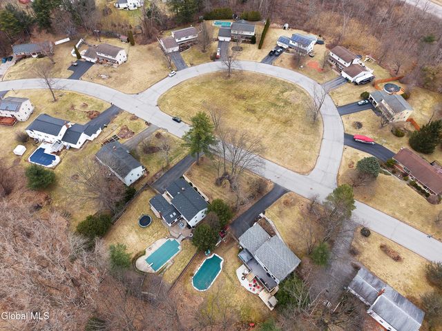 15 Apple Tree Lane, Clifton Park, NY 12065