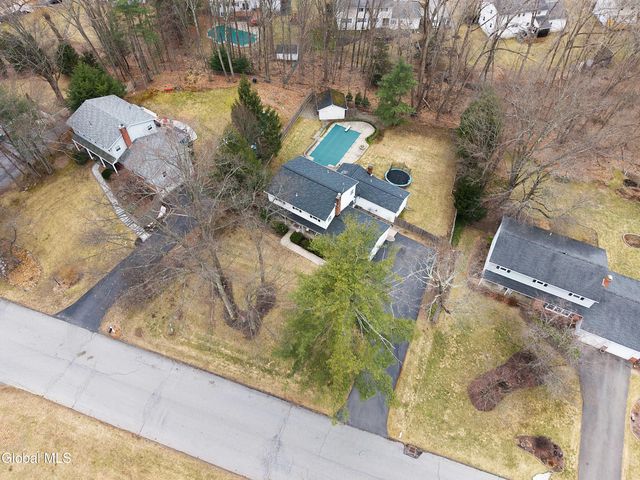 15 Apple Tree Lane, Clifton Park, NY 12065