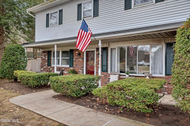 15 Apple Tree Lane, Clifton Park, NY 12065