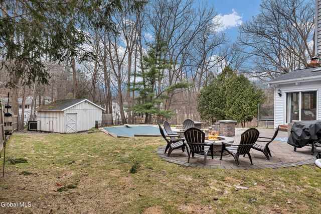 15 Apple Tree Lane, Clifton Park, NY 12065