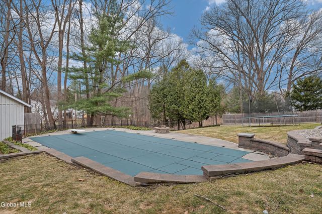 15 Apple Tree Lane, Clifton Park, NY 12065