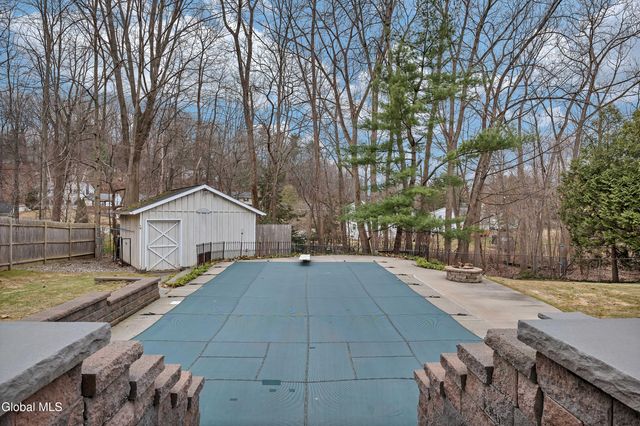 15 Apple Tree Lane, Clifton Park, NY 12065