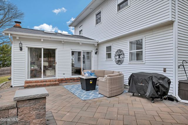 15 Apple Tree Lane, Clifton Park, NY 12065