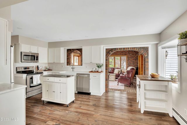 15 Apple Tree Lane, Clifton Park, NY 12065