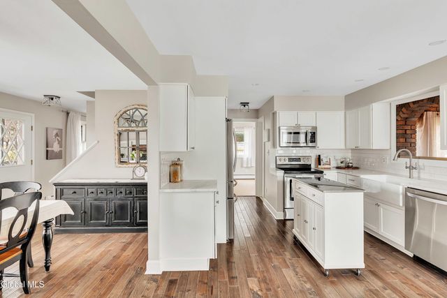 15 Apple Tree Lane, Clifton Park, NY 12065