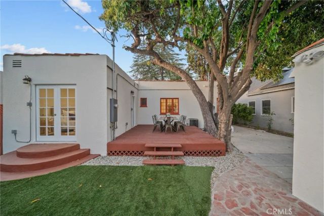 11048 Blix, West Toluca Lake, CA 91602