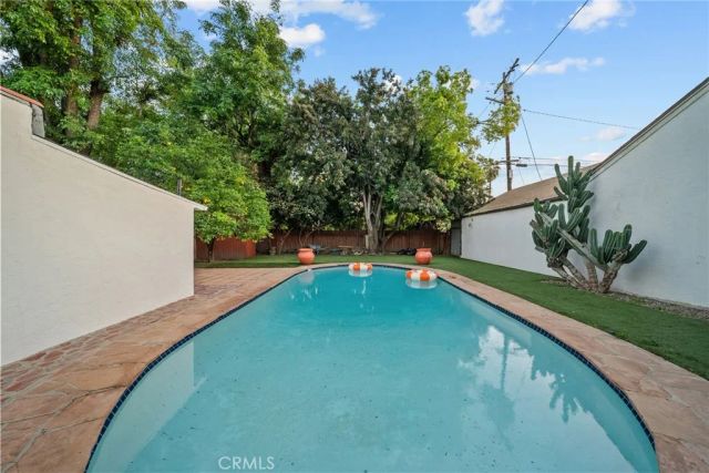11048 Blix, West Toluca Lake, CA 91602