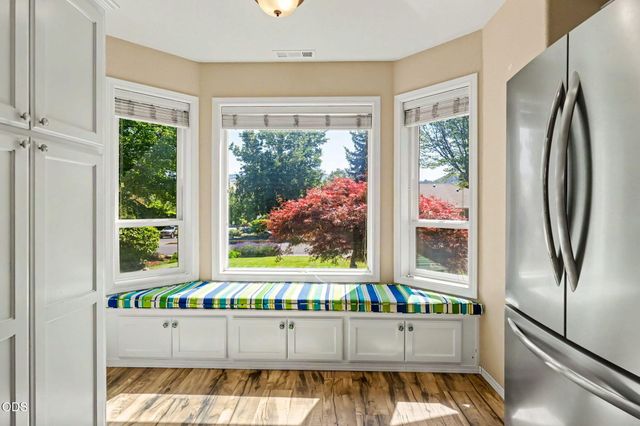 935 Cypress Point Loop, Ashland, OR 97520