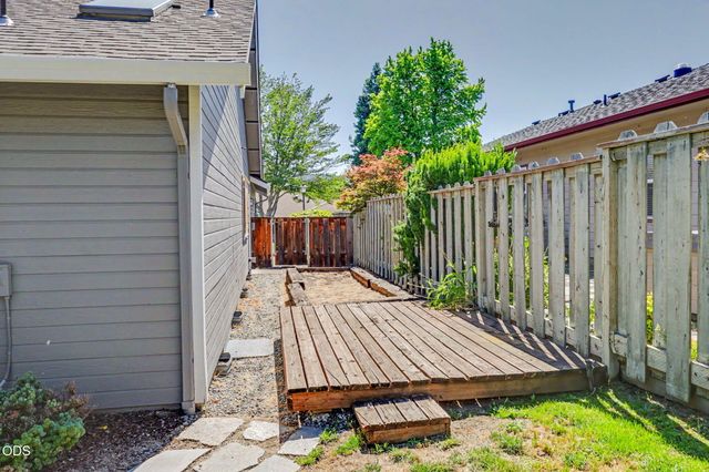 935 Cypress Point Loop, Ashland, OR 97520