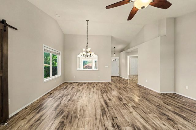 935 Cypress Point Loop, Ashland, OR 97520