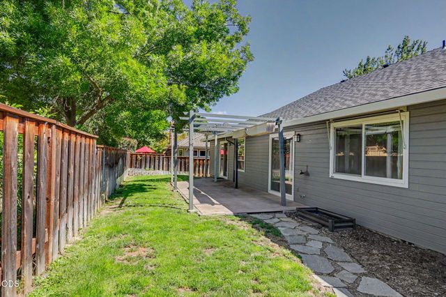 935 Cypress Point Loop, Ashland, OR 97520