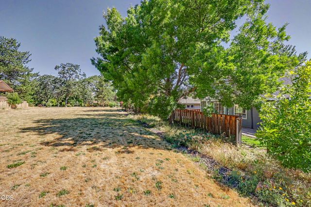 935 Cypress Point Loop, Ashland, OR 97520