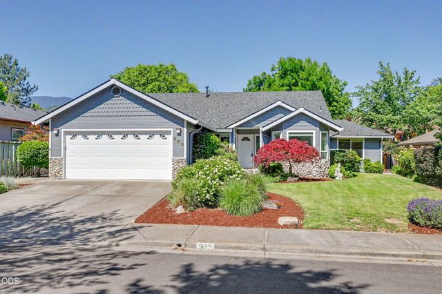 935 Cypress Point Loop, Ashland, OR 97520