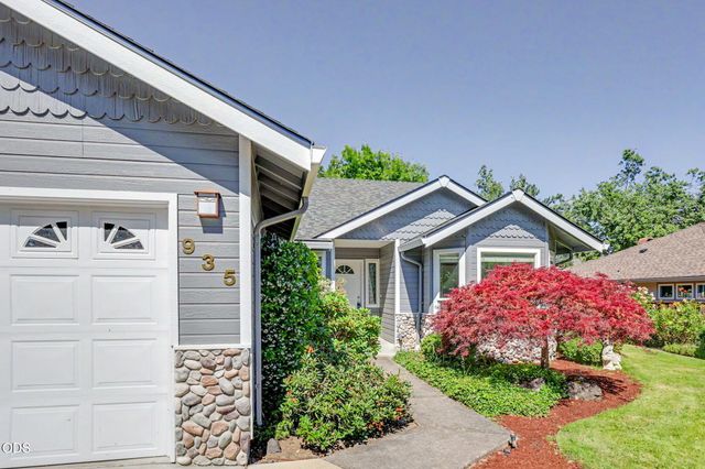 935 Cypress Point Loop, Ashland, OR 97520
