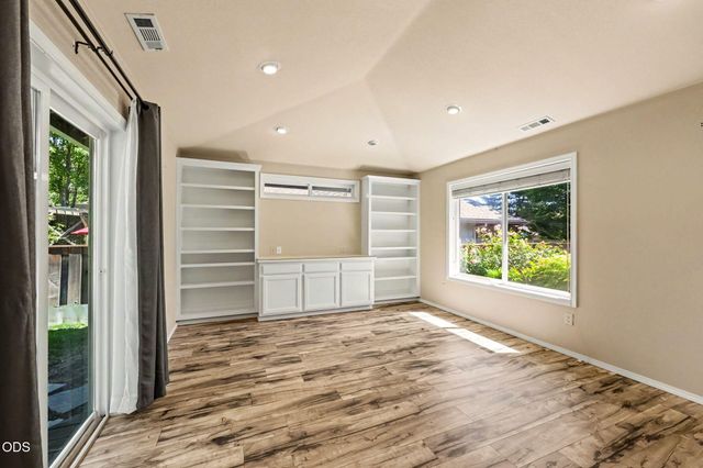 935 Cypress Point Loop, Ashland, OR 97520