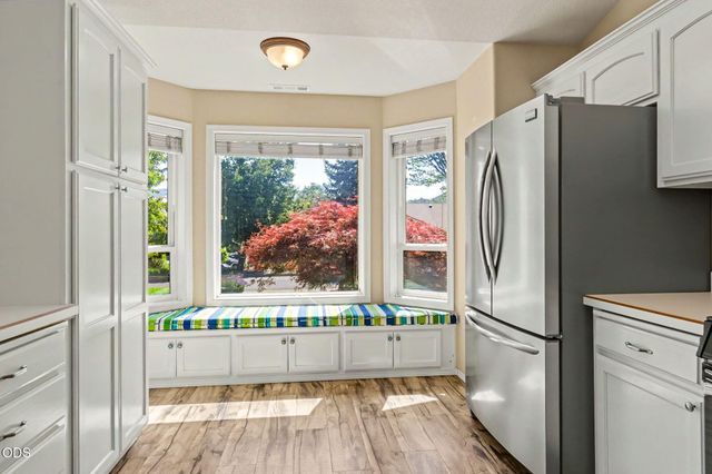 935 Cypress Point Loop, Ashland, OR 97520