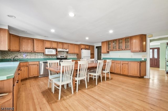 248 Appletree Ln, Mountainside Boro, NJ 07092