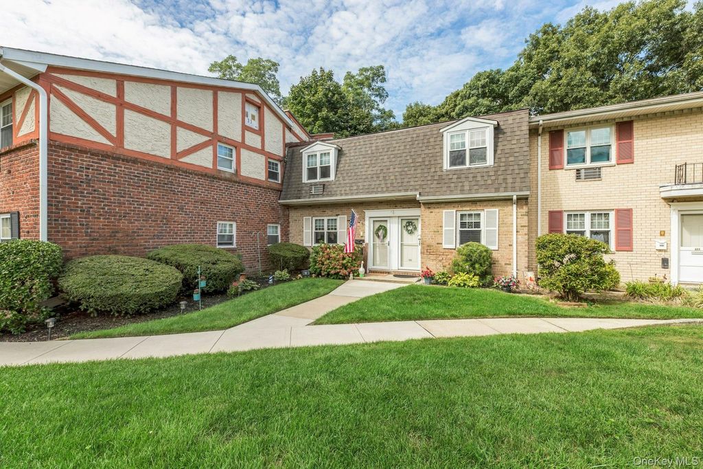 21 Glen Hollow Drive G9, Holtsville, NY 11742