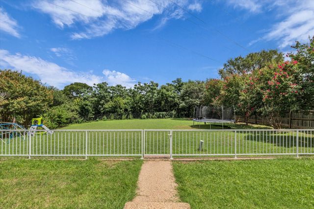 4218 Green Oak Drive, Waco, TX 76710
