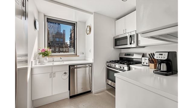 301 W 57th St Apt 28C, New York City, NY 10019