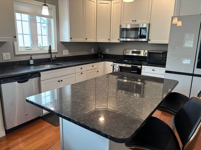 6 Dunstable Circle, Merrimack, NH 03054