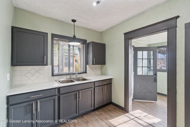 1809 Maplewood Avenue, Lansing, MI 48910