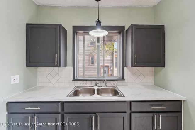 1809 Maplewood Avenue, Lansing, MI 48910