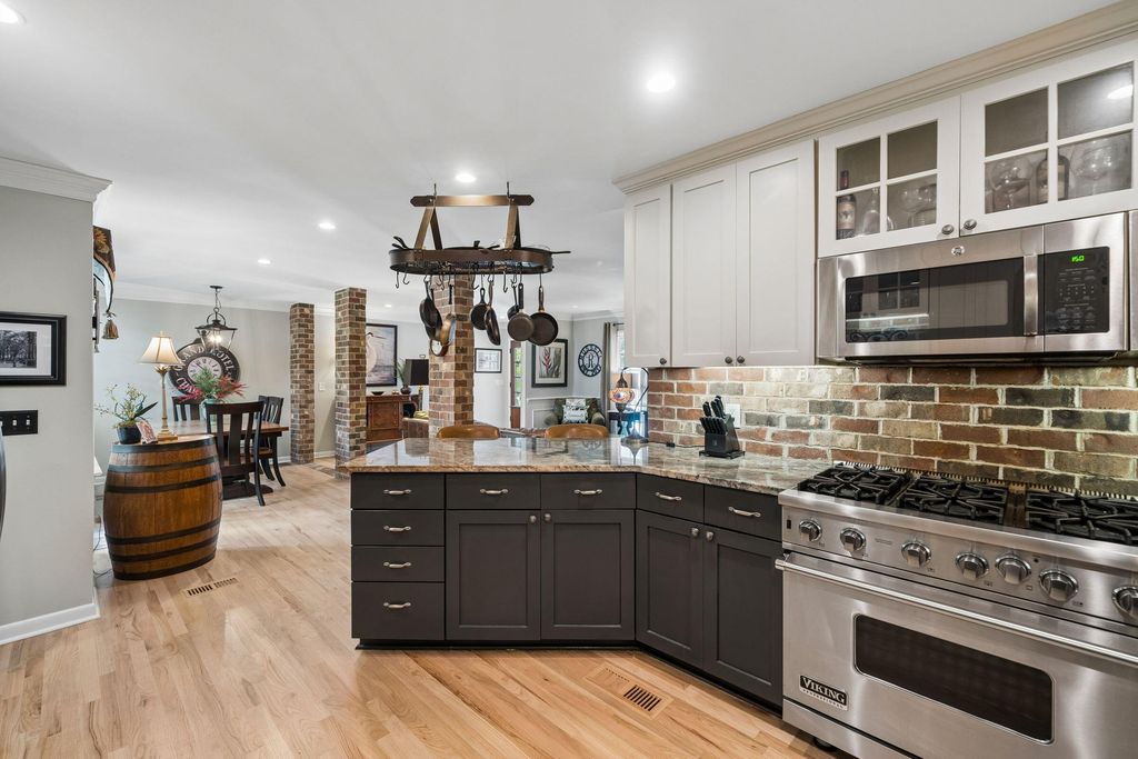 Image 8 of property listing at 108 President Circle, Summerville, SC 29483