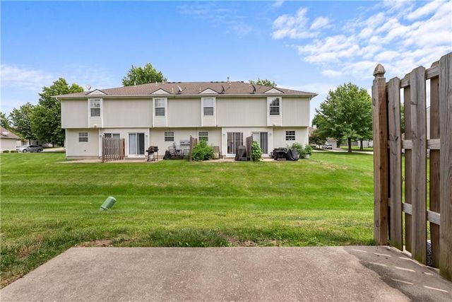 1325 SE NORWOOD Drive, Lee's Summit, MO 64081