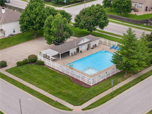 1325 SE NORWOOD Drive, Lee's Summit, MO 64081