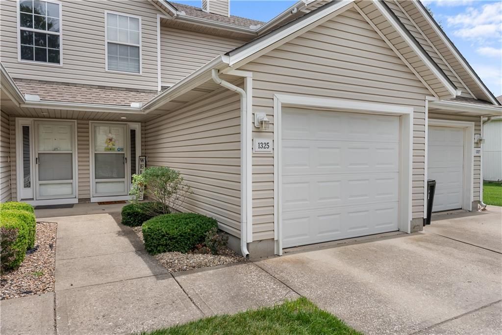1325 SE NORWOOD Drive, Lee's Summit, MO 64081