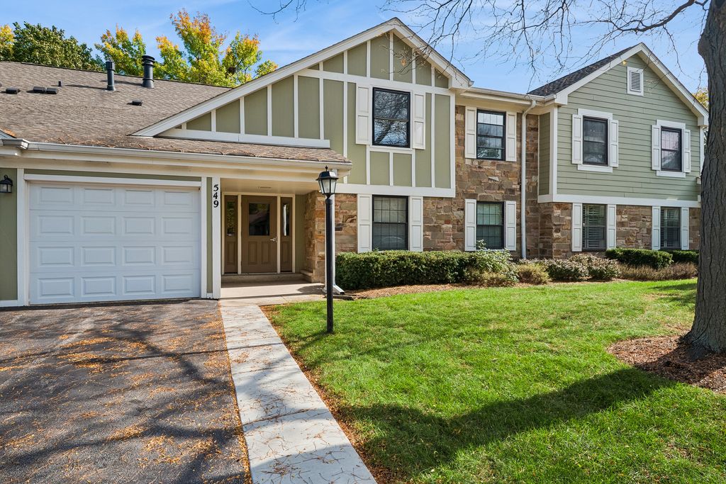 549 Williamsburg Court B2, Wheeling, IL 60090 — exterior