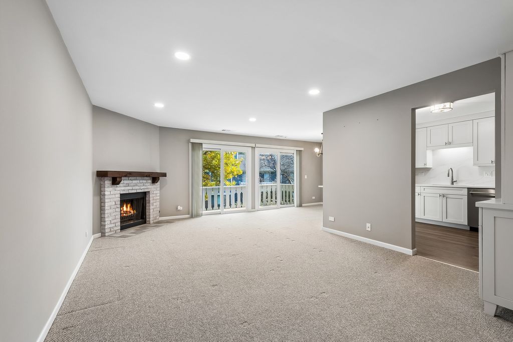 549 Williamsburg Court B2, Wheeling, IL 60090 — photo 2