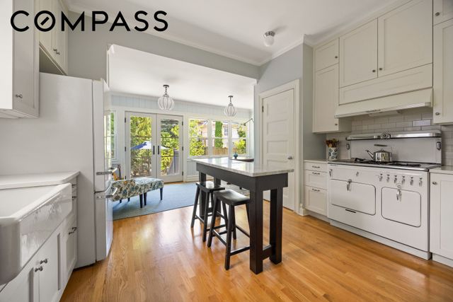 515 E 3rd Street, New York City, NY 11218