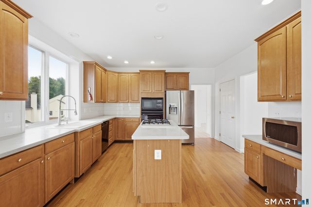 6 Ashley Court, Danbury, CT 06810