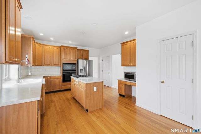 6 Ashley Court, Danbury, CT 06810