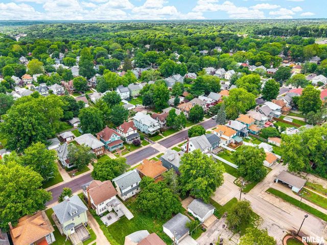 1113 N ELMWOOD Avenue, Peoria, IL 61606