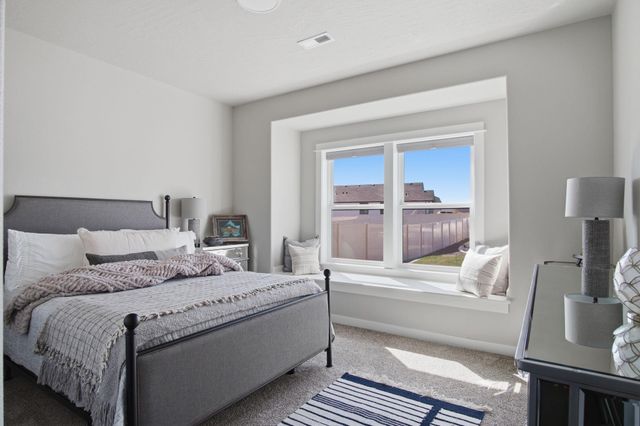 1500 S Moen Ct, Greenacres, WA 99016